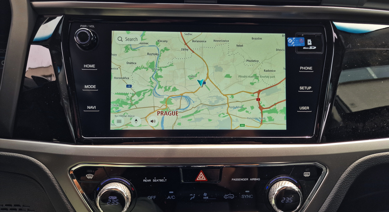 Korando 1.5Turbo Style+ AT 4x4  Latte/černý DOSTUPNOST LISTOPAD 2025