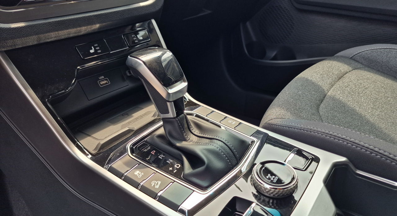 Korando 1.5Turbo Style+ AT 4x4  Latte/černý DOSTUPNOST LISTOPAD 2025