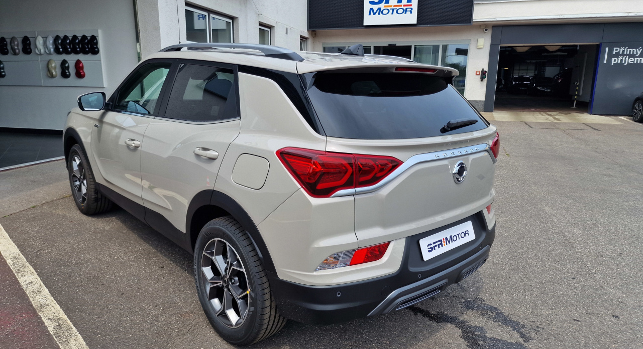 Korando 1.5Turbo Style+ AT 4x4  Latte/černý DOSTUPNOST LISTOPAD 2025