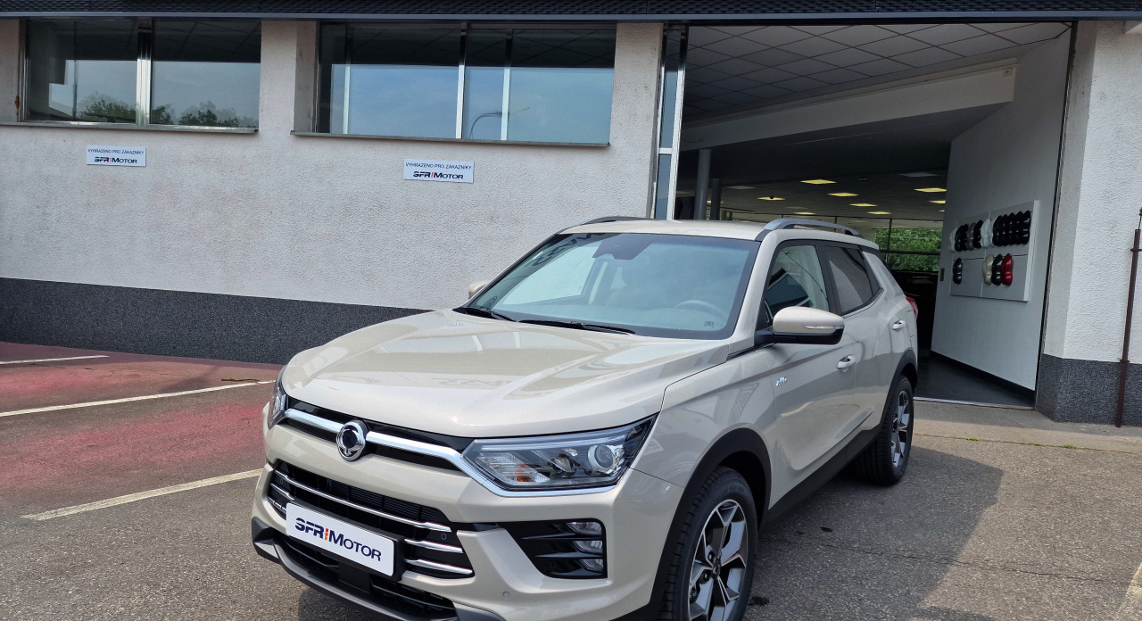 Korando 1.5Turbo Style+ AT 4x4  Latte/černý DOSTUPNOST LISTOPAD 2025