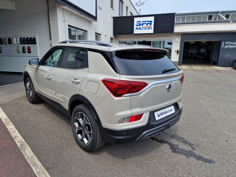 Korando 1.5Turbo Style+ AT 4x4  Latte/černý DOSTUPNOST LISTOPAD 2025