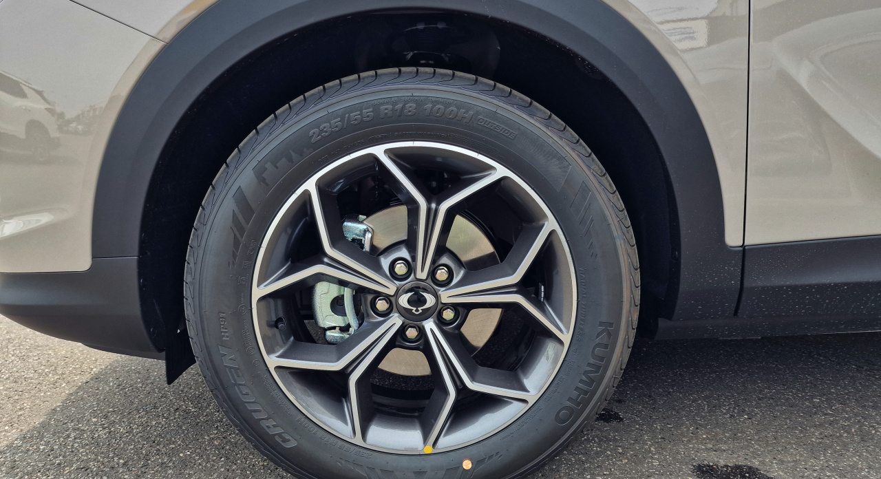 Korando 1.5Turbo Style+ AT 4x4  Latte/černý DOSTUPNOST LISTOPAD 2025