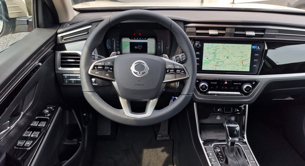 Korando 1.5Turbo Style+ AT 4x4  Latte/černý DOSTUPNOST LISTOPAD 2025