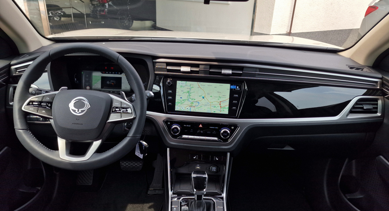 Korando 1.5Turbo Style+ AT 4x4  Latte/černý DOSTUPNOST LISTOPAD 2025