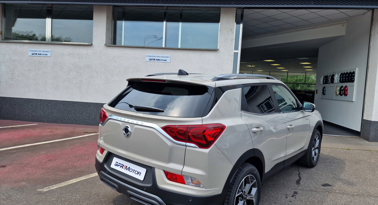 Korando 1.5Turbo Style+ AT 4x4  Latte/černý DOSTUPNOST LISTOPAD 2025