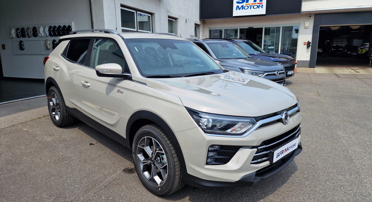 Korando 1.5Turbo Style+ AT 4x4  Latte/černý DOSTUPNOST LISTOPAD 2025