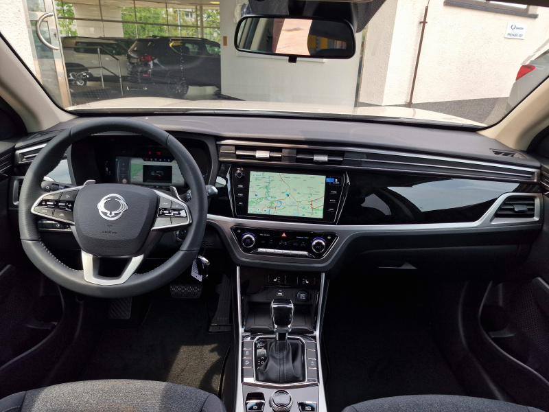 Korando 1.5Turbo Style+ AT 4x4  Latte/černý DOSTUPNOST LISTOPAD 2025