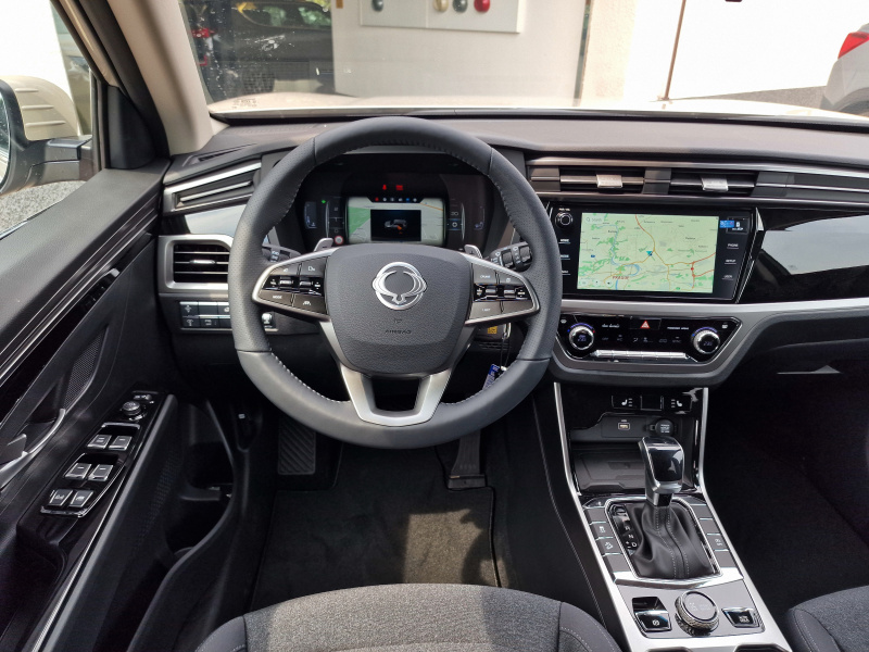 Korando 1.5Turbo Style+ AT 4x4  Latte/černý DOSTUPNOST LISTOPAD 2025