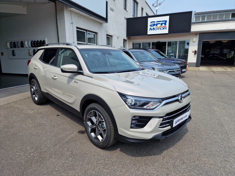 Korando 1.5Turbo Style+ AT 4x4  Latte/černý DOSTUPNOST LISTOPAD 2025