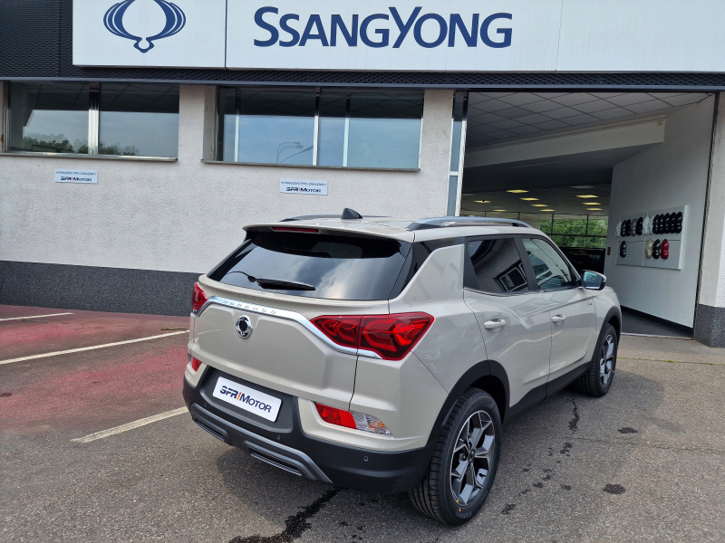 Korando 1.5Turbo Style+ AT 4x4  Latte/černý DOSTUPNOST LISTOPAD 2025