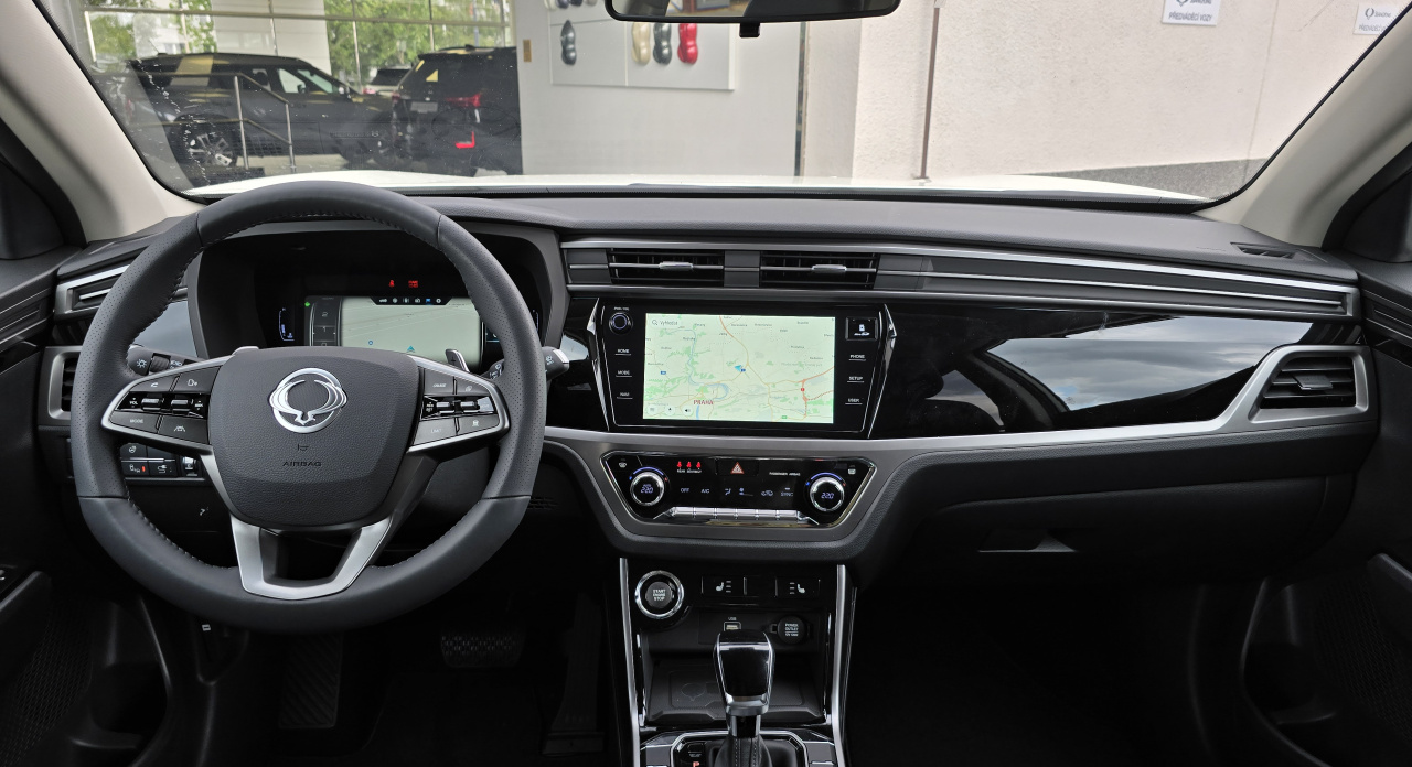 Korando 1.5Turbo Style+ AT Bílá/černá MY24