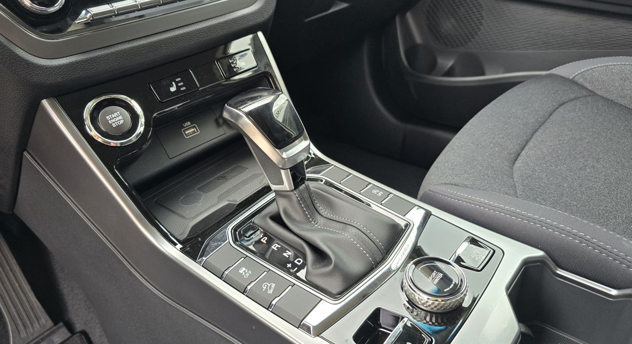 Korando 1.5Turbo Style+ AT Bílá/černá MY24