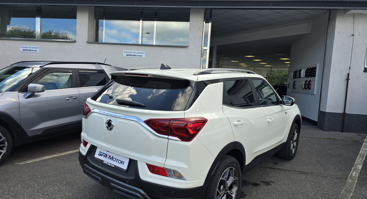 Korando 1.5Turbo Style+ MT Bílá/černý     207