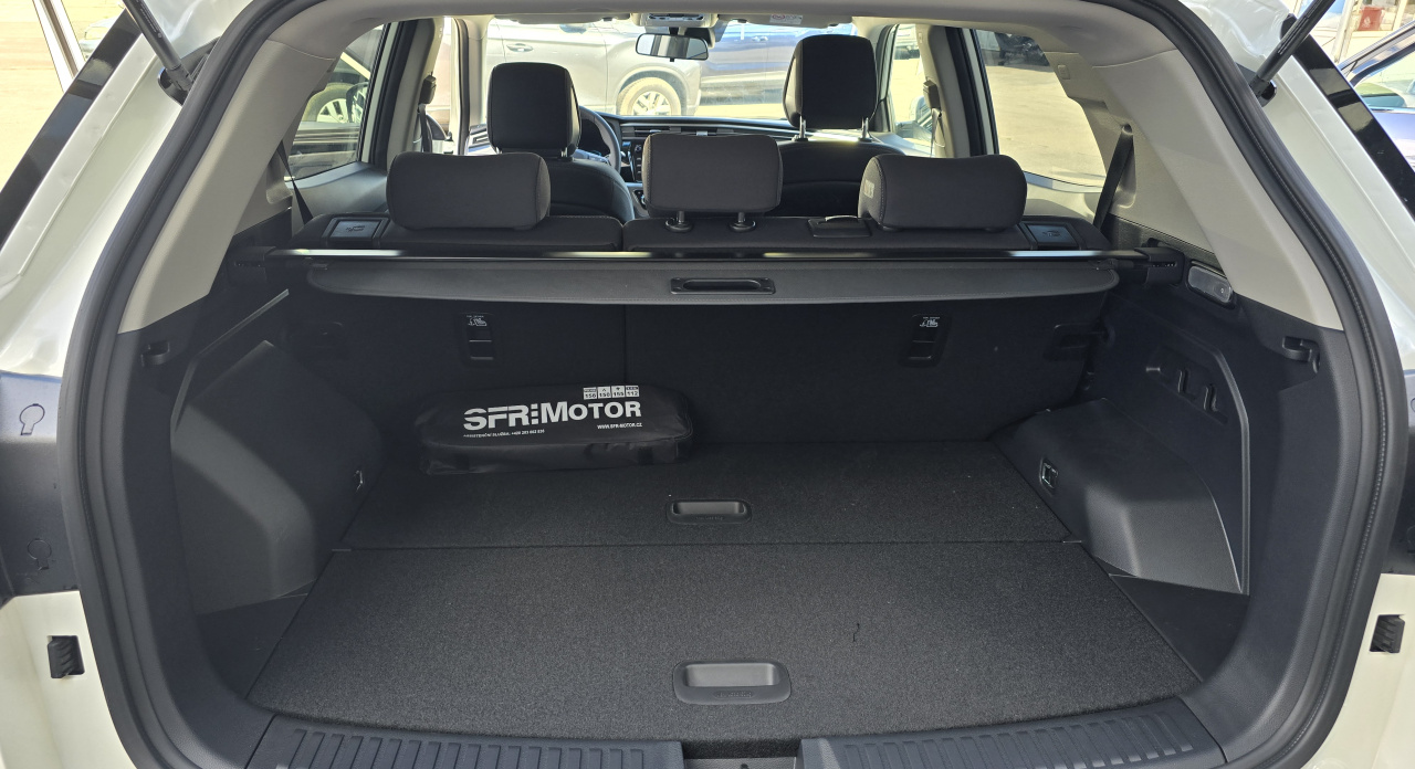 Korando 1.5Turbo Style+ MT Bílá/černý     207