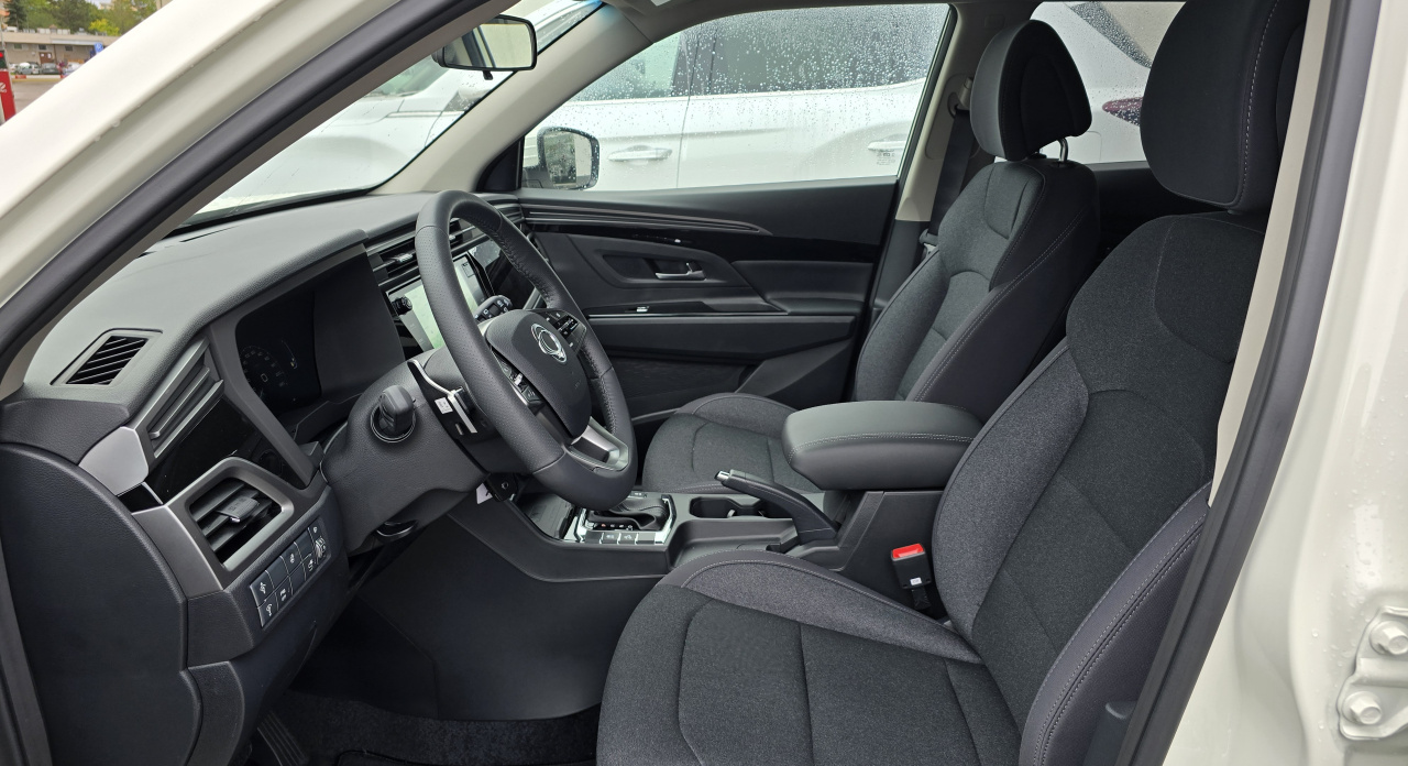 Korando 1.5Turbo Style+ AT Bílá/černá 248