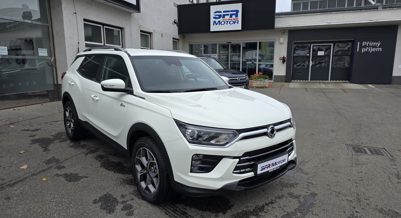 Korando 1.5Turbo Style+ AT Bílá/černá 248