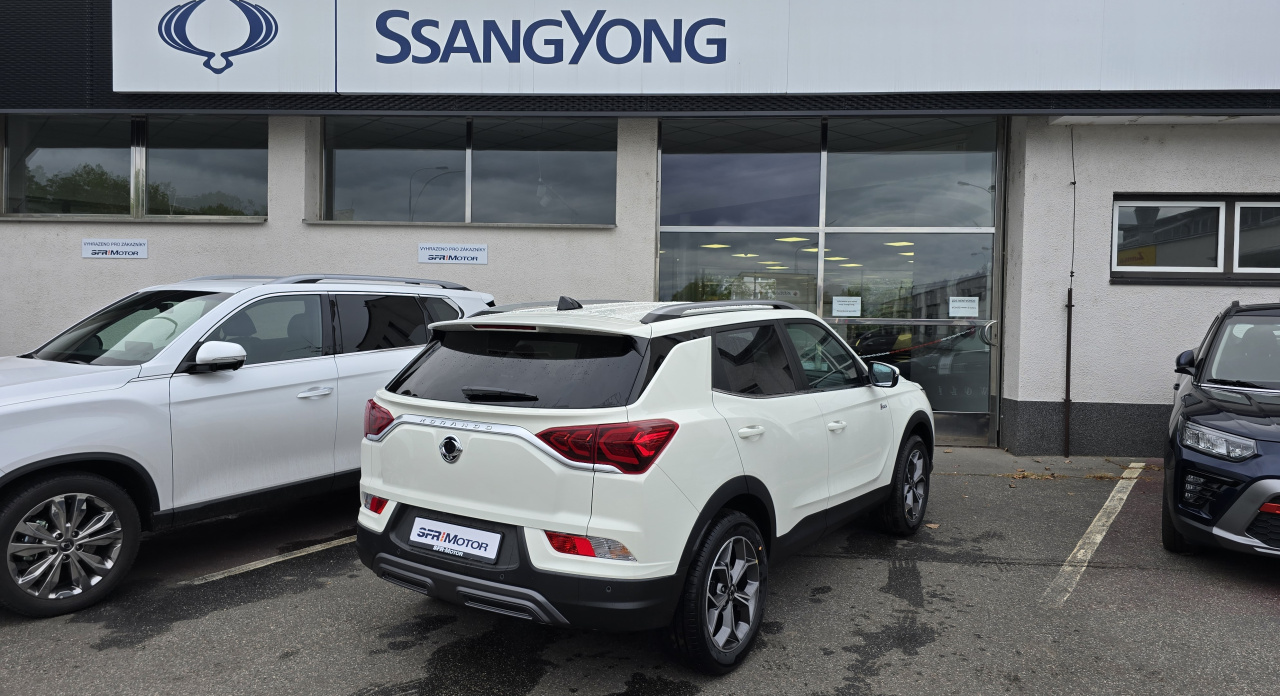 Korando 1.5Turbo Style+ AT Bílá/černá 248