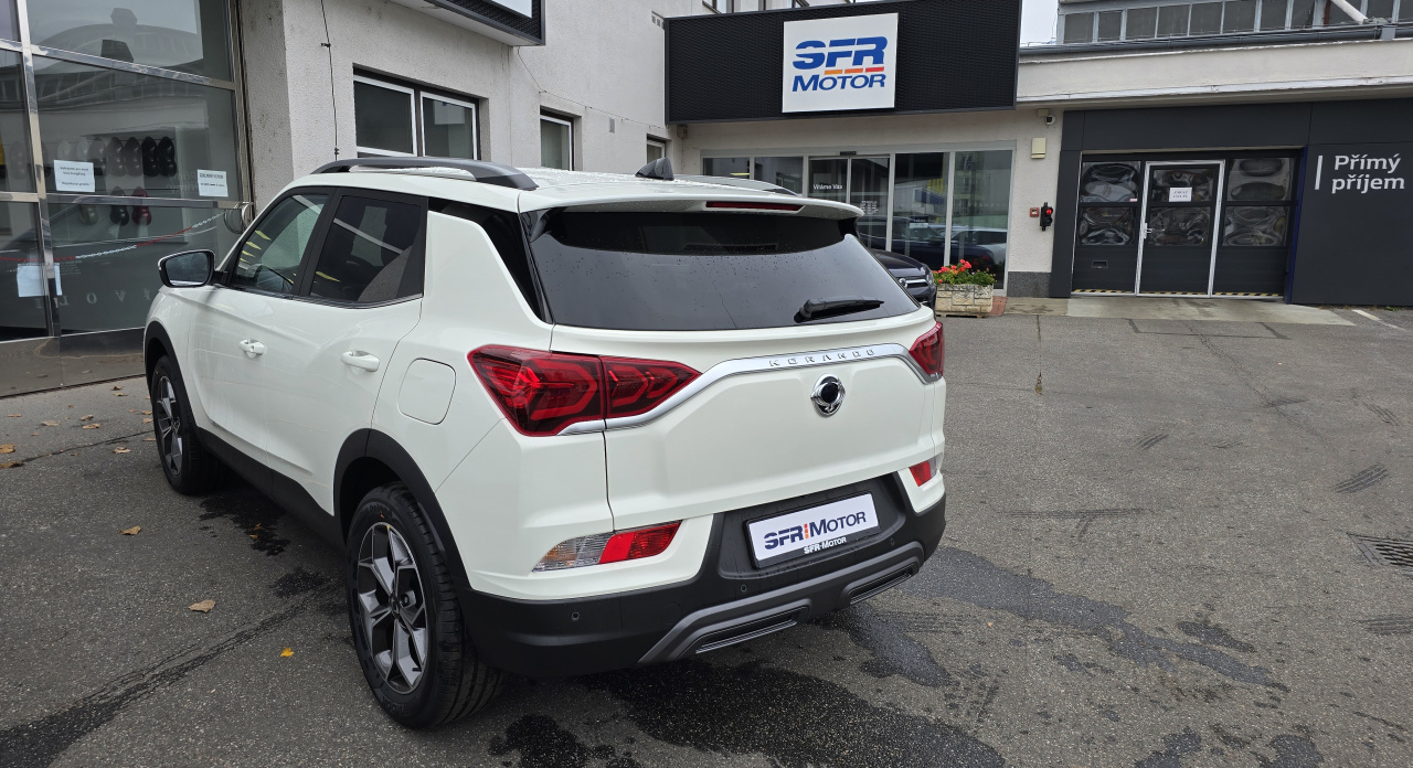 Korando 1.5Turbo Style+ AT Bílá/černá 248