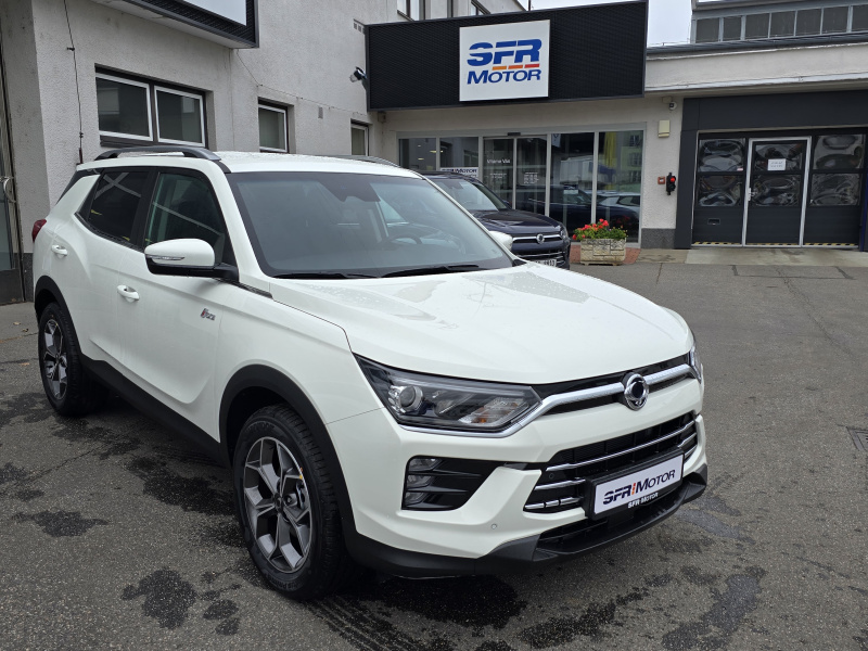 Korando 1.5Turbo Style+ AT Bílá/černá 248