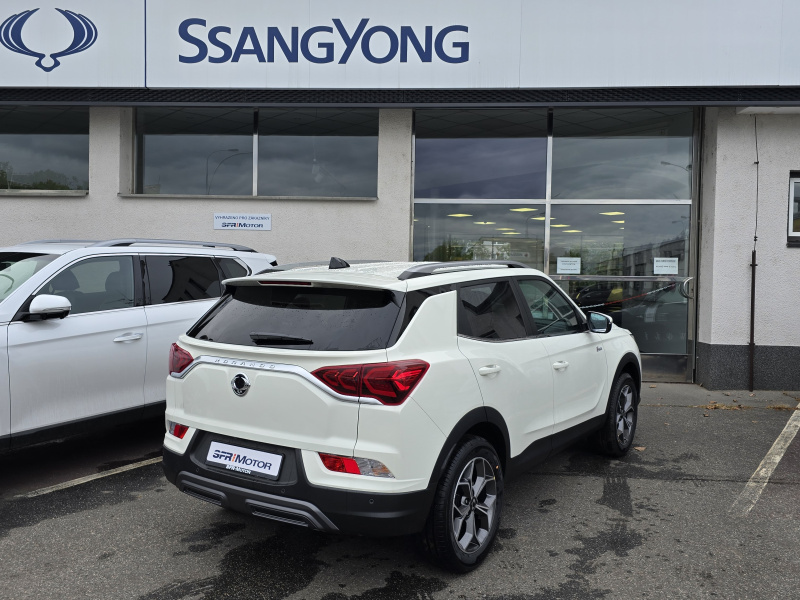 Korando 1.5Turbo Style+ AT Bílá/černá 248