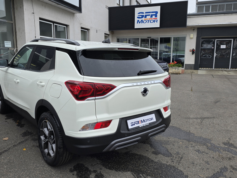 Korando 1.5Turbo Style+ AT Bílá/černá 248