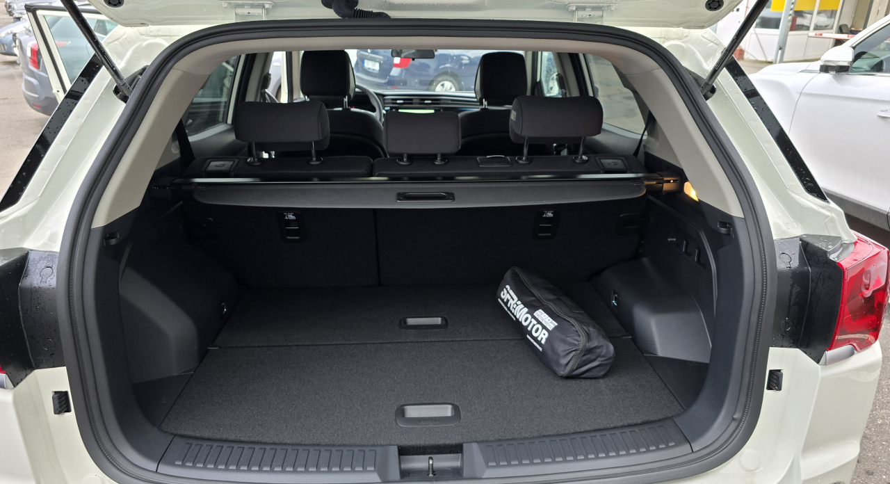 Korando 1.5Turbo Style+ AT Bílá/černá 248