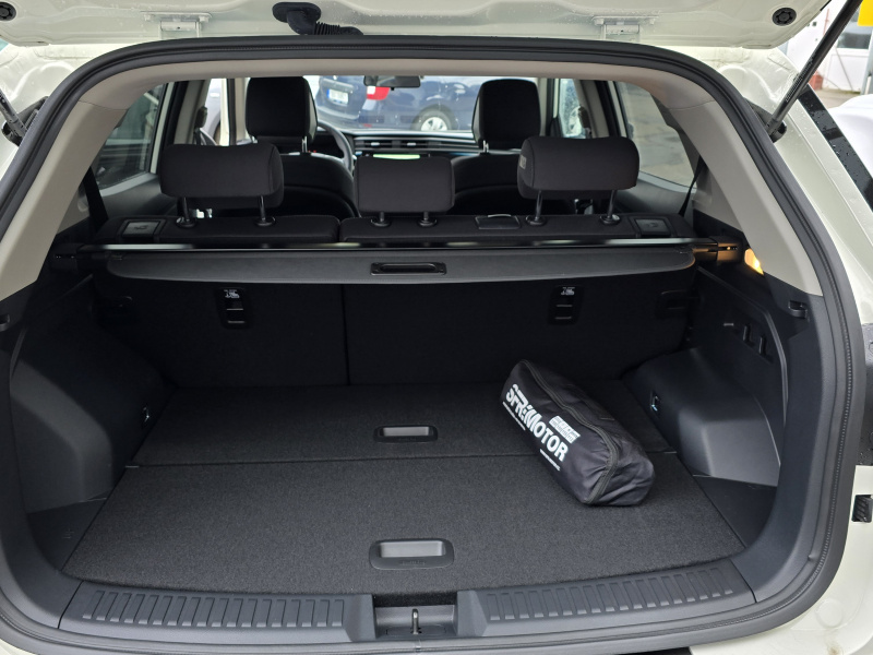 Korando 1.5Turbo Style+ AT Bílá/černá 248