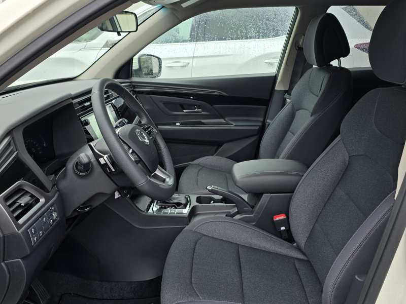 Korando 1.5Turbo Style+ AT Bílá/černá 248