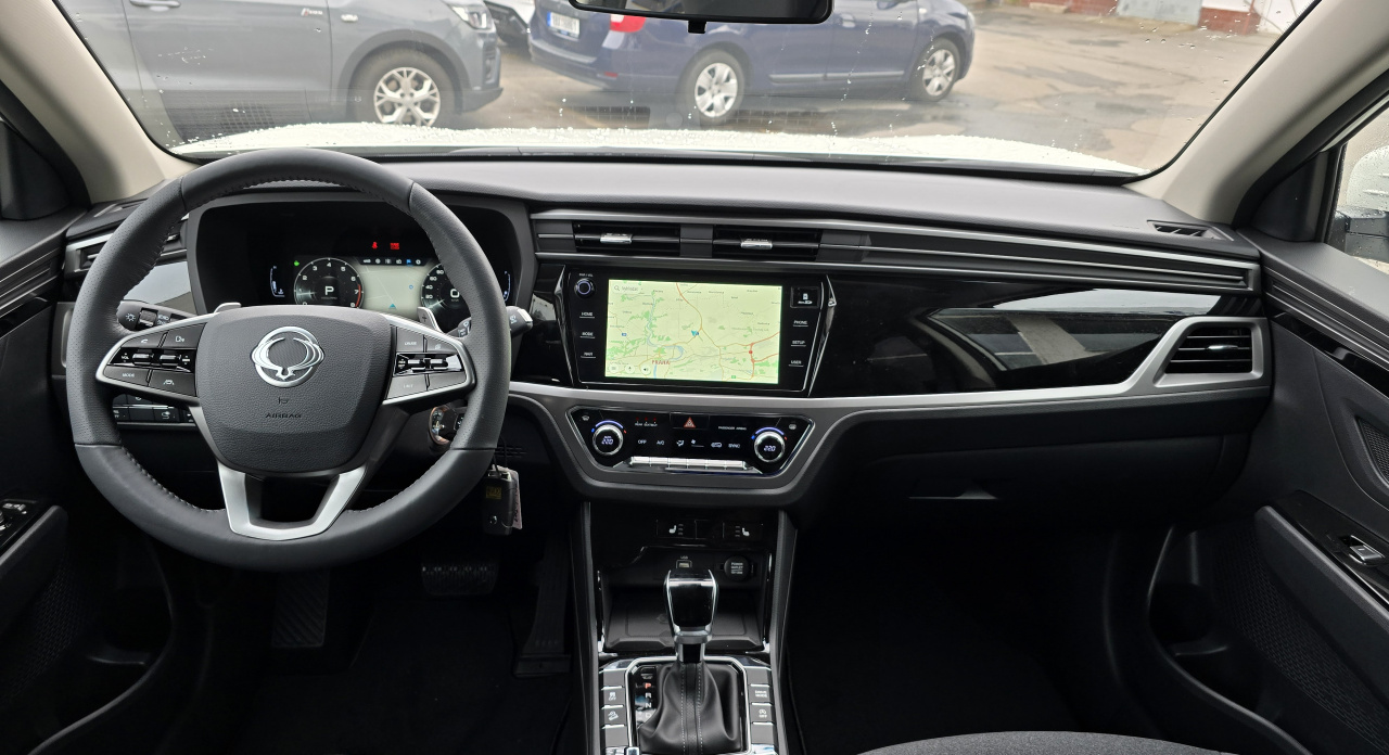 Korando 1.5Turbo Style+ AT Bílá/černá 248