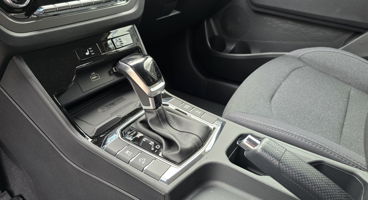 Korando 1.5Turbo Style+ AT Bílá/černá 248