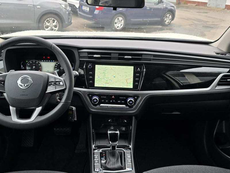 Korando 1.5Turbo Style+ AT Bílá/černá 248