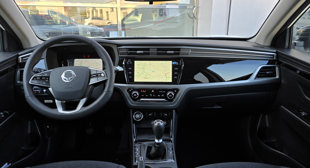 Korando 1.5Turbo Style+ MT Bílá/černý Black edition SRPEN 2025 (55641)