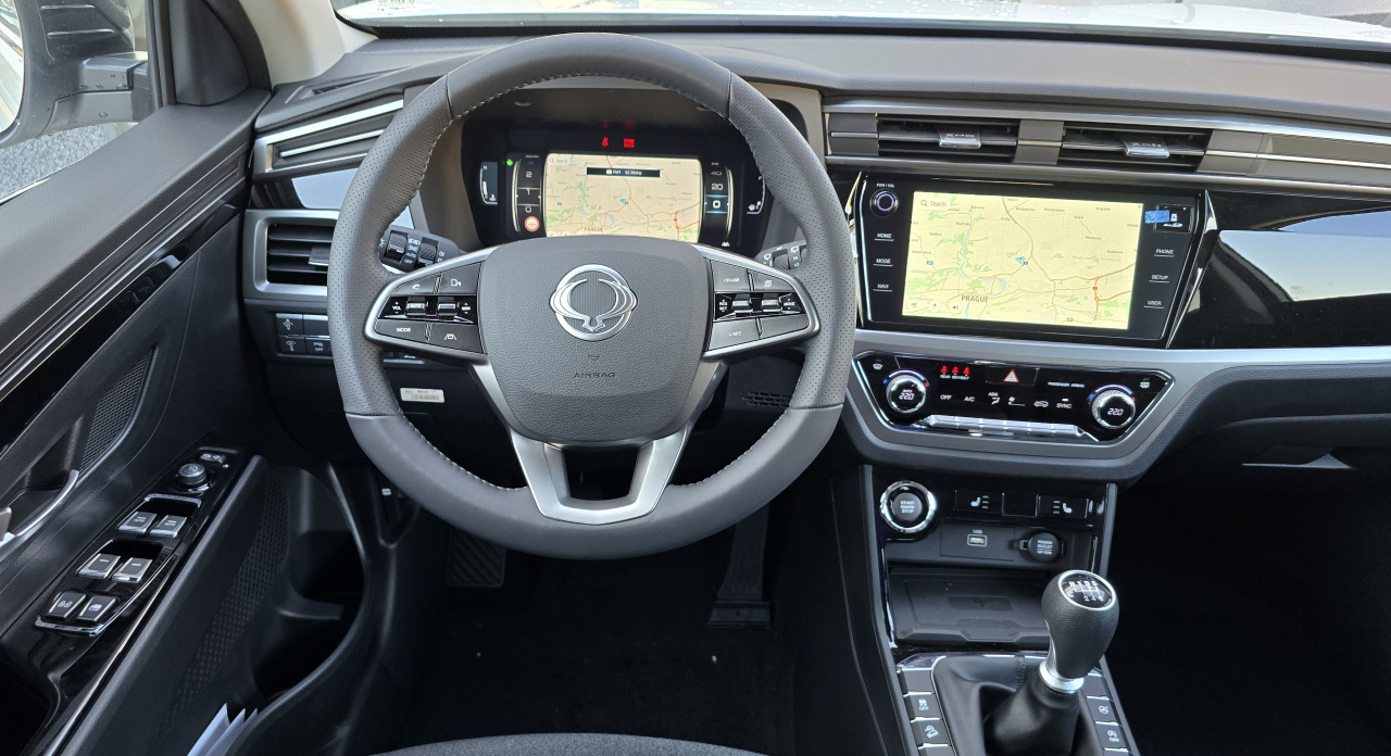 Korando 1.5Turbo Style+ MT Bílá/černý Black edition SRPEN 2025 (55641)