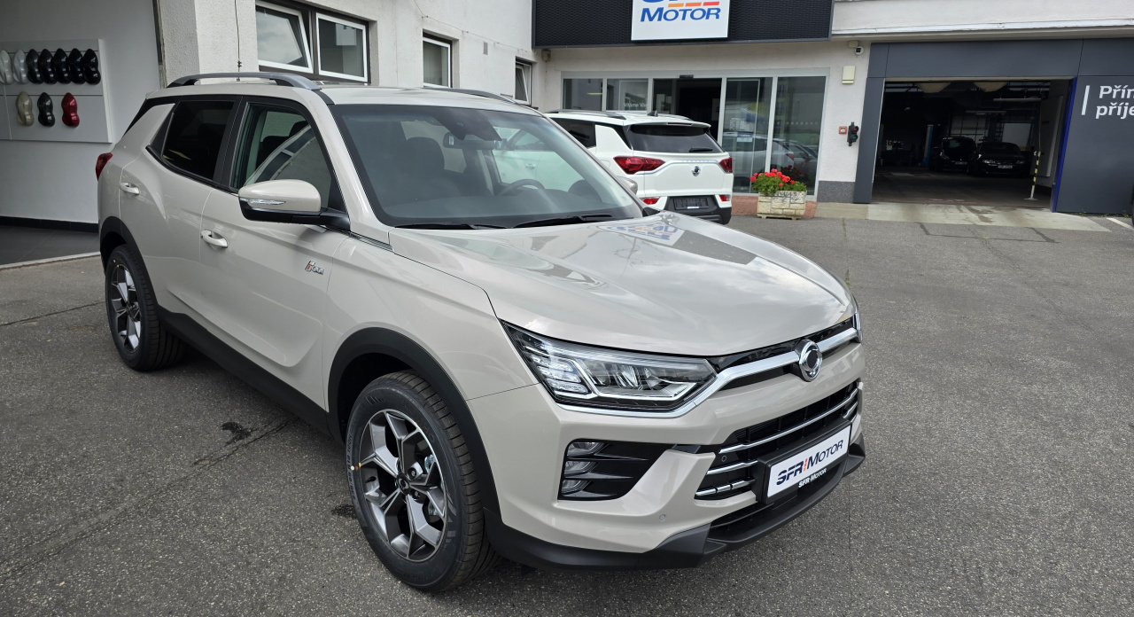 Korando 1.5Turbo Style+ MT Latte/černý MY24 DOSTUPNOST ŘÍJEN 2025