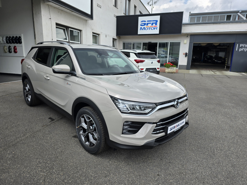 Korando 1.5Turbo Style+ MT Latte/černý MY24 DOSTUPNOST ŘÍJEN 2025