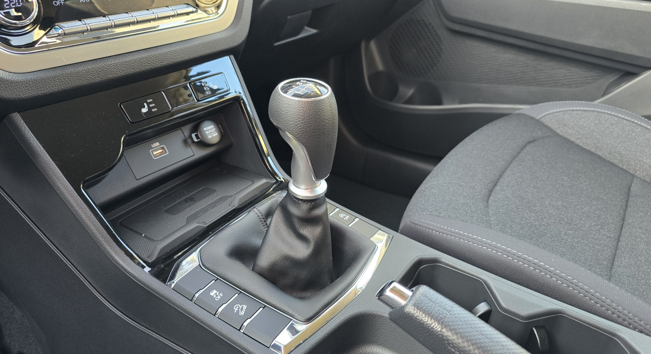 Korando 1.5Turbo Style+ MT Latte/černý MY24 DOSTUPNOST ŘÍJEN 2025