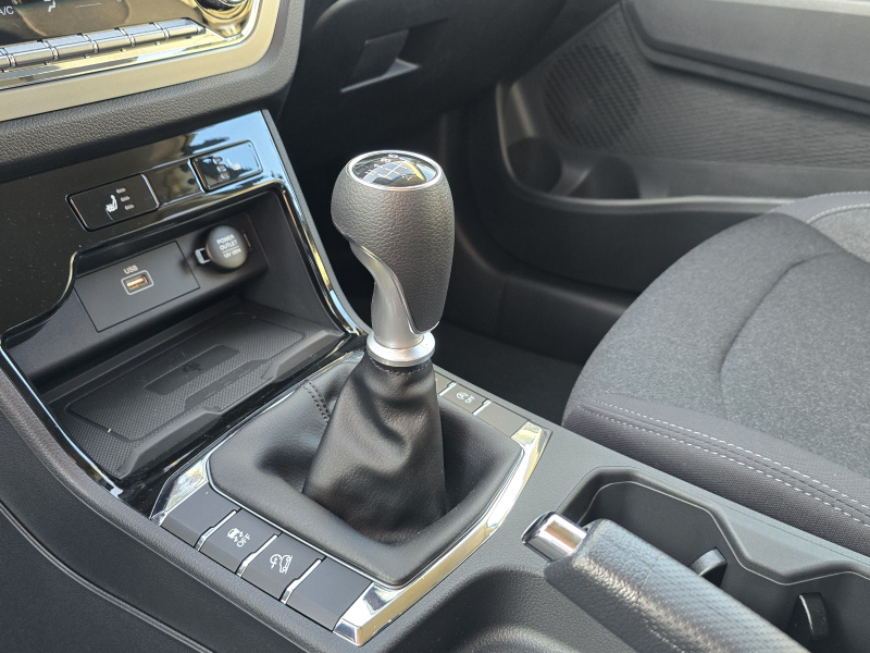 Korando 1.5Turbo Style+ MT Latte/černý MY24 DOSTUPNOST ŘÍJEN 2025