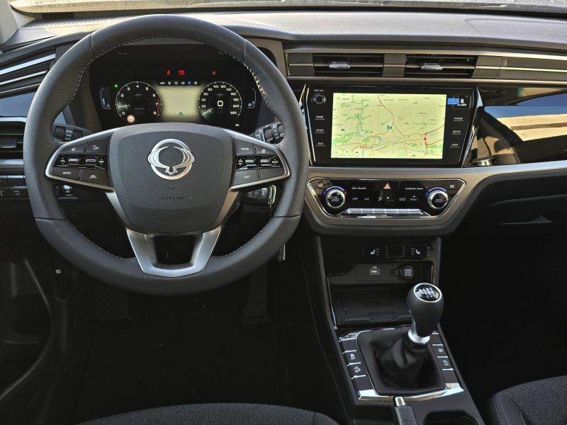 Korando 1.5Turbo Style+ MT Latte/černý MY24 DOSTUPNOST ŘÍJEN 2025