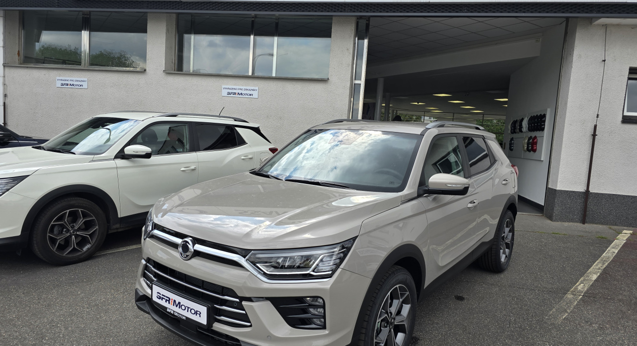 Korando 1.5Turbo Style+ MT Latte/černý MY24 DOSTUPNOST ŘÍJEN 2025