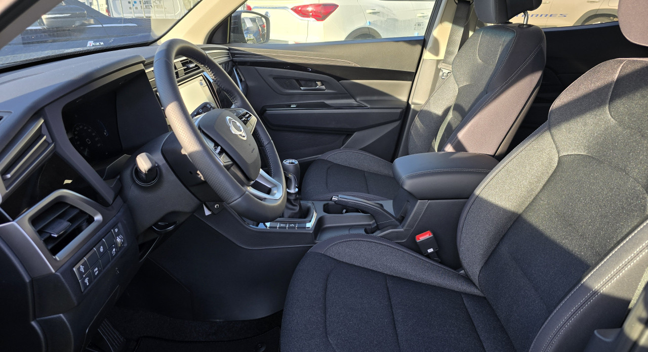 Korando 1.5Turbo Style+ MT Kovová/černý  DOSTUPNOST LEDEN 2026   247