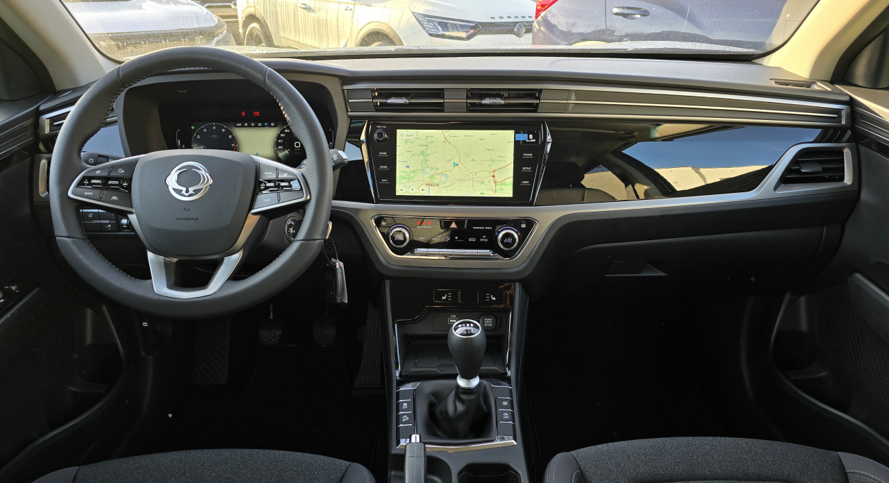 Korando 1.5Turbo Style+ MT Kovová/černý  DOSTUPNOST LEDEN 2026   247