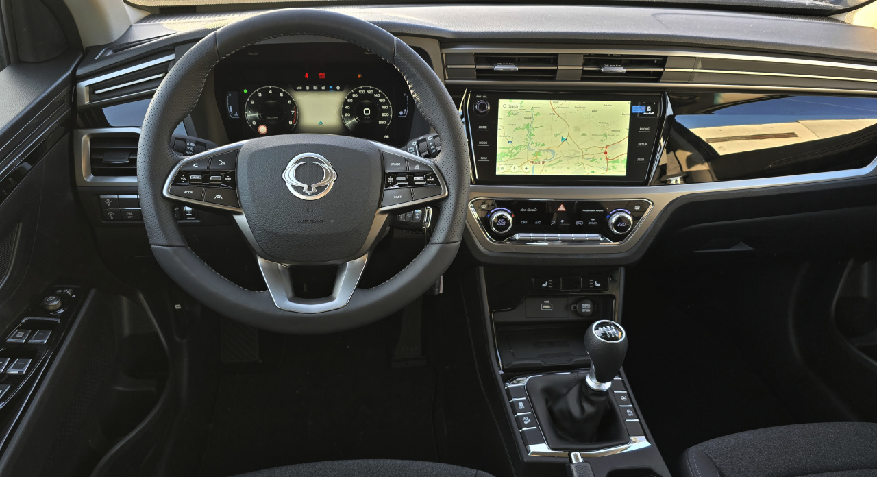 Korando 1.5Turbo Style+ MT Kovová/černý  DOSTUPNOST LEDEN 2026   247