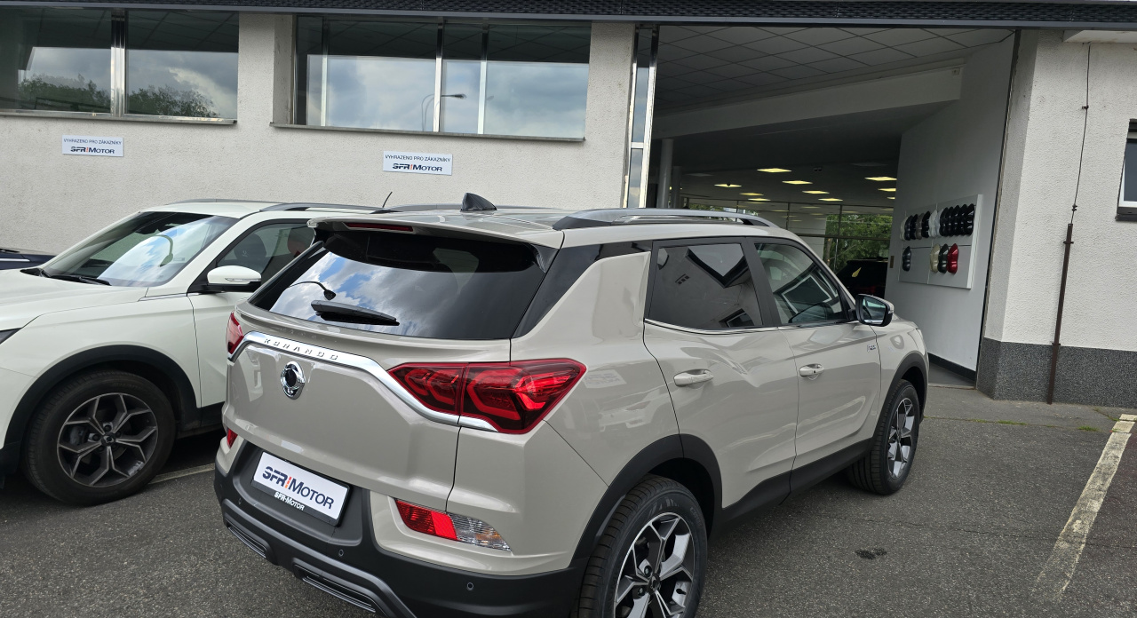 Korando 1.5Turbo Style+ AT Latte/černý MY24