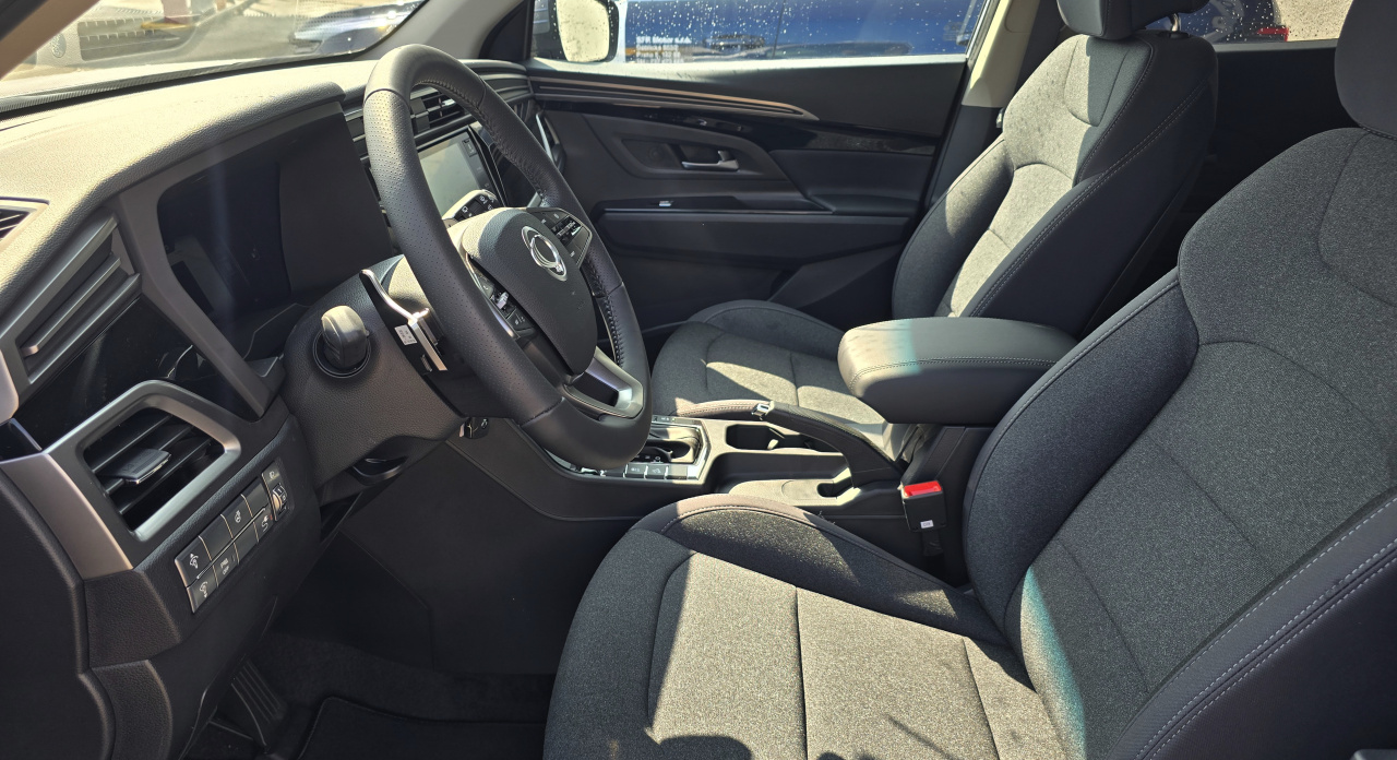 Korando 1.5Turbo Style+ AT Latte/černý MY24