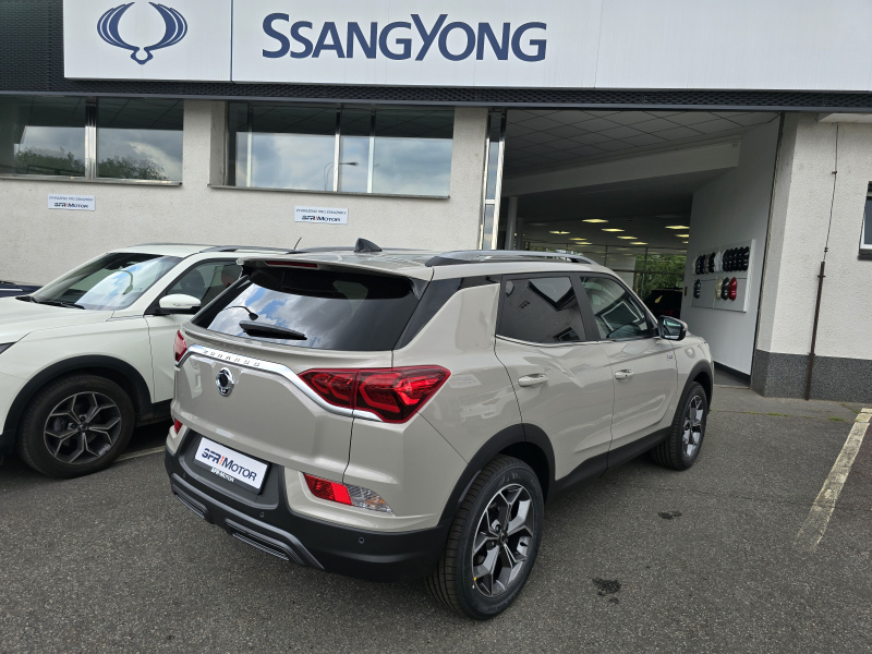 Korando 1.5Turbo Style+ AT Latte/černý MY24