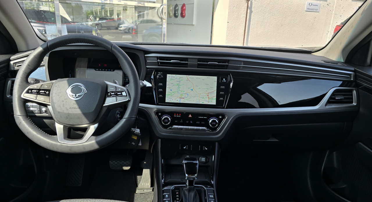 Korando 1.5Turbo Style+ AT Latte/černý MY24