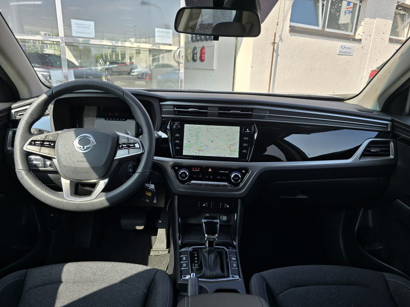 Korando 1.5Turbo Style+ AT Latte/černý MY24