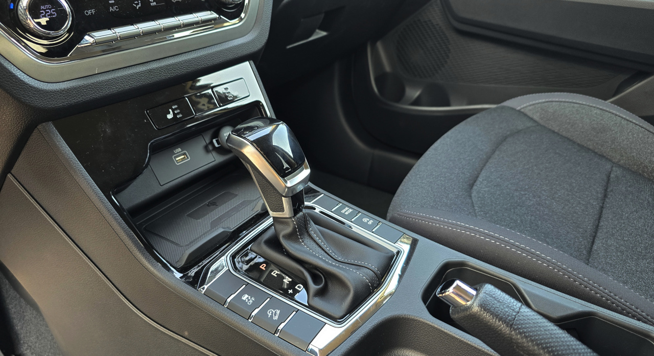 Korando 1.5Turbo Style+ AT Latte/černý MY24