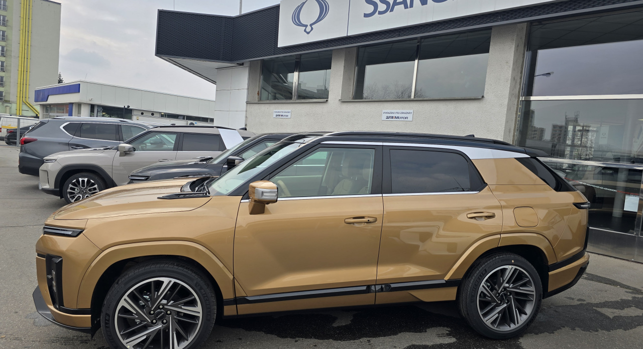 Actyon 1.5 Turbo GDI Premium AT 4x4 Královksá měď/Béžová    375