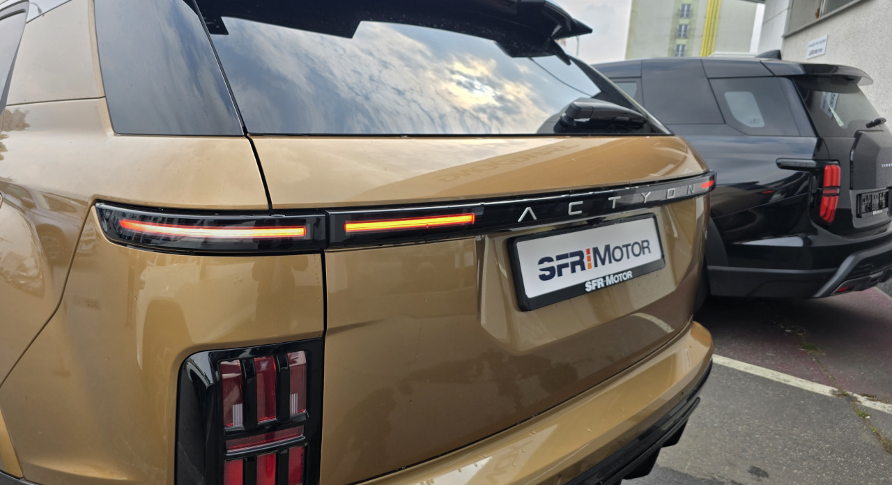 Actyon 1.5 Turbo GDI Premium AT 4x4 Královksá měď/Béžová    375